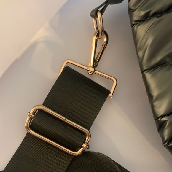 Wonderful Black Crossbody Hydro Bag w/Gold Accents. Holds water bottle & more! - Picture 7 of 11